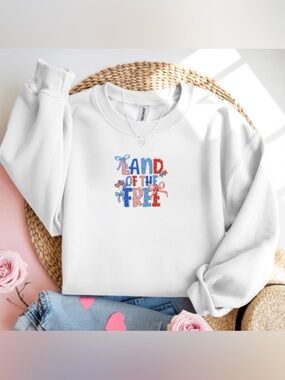 Gildan White Crewneck Sweatshirt with Red & Blue 'Land of the Free' Graphic